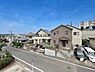 その他：現地からの眺望はすっきりとした住宅街の街並みが広がっています。前面道路もゆとりがあり圧迫感を感じにくいのが特徴です。空の広さを感じられる開放的な景色も魅力のひとつです。