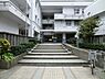 周辺：横浜市立本町小学校まで372m