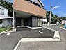 駐車場：ゆとりのある駐車スペースで車の出し入れがしやすい区画です。建物のデザインとの調和が取れた舗装が特徴です。道路から敷地へのアクセスもスムーズです。雨の日でも安心の屋根付きの一部スペースが便利です。