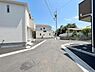 その他：現地周辺の道路は広々としておりすっきりとした街並みが広がっています。車の出入りがしやすい環境です。電柱や配線も整理されていて見通しの良さが特徴です。静かな住宅街の雰囲気を感じられます。