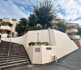 外観：JR京浜東北線「山手」駅徒歩8分の立地。緑豊かな根岸森林公園徒歩6分。3階建ての低層構造、第一種低層住居専用地域に立地。周囲の景観が守られており、圧迫感のない穏やかな生活が送れます。