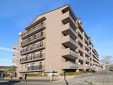 外観:建物の前が広く整備された歩道に面しているため、お子様や高齢者の方でも安全に出入りができる立地環境。ブラウン系の落ち着いた色調の外観です。 外観:建物の前が広く整備された歩道に面しているため、お子様や高齢者の方でも安全に出入りができる立地環境。ブラウン系の落ち着いた色調の外観です。