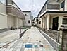 駐車場：前面道路は車通りが少なく、車の出し入れもスムーズに出来そうです。建物が道路より奥まっているため、通行人の人目が気になる事はありません。