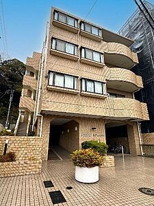 外観:落ち着いたベージュ系のタイルは、周囲の緑や落ち着いた住宅街の雰囲気に調和し、上品な印象を与えます。入口が奥まっており道路から中が丸見えにならない構造は、居住者のプライバシーを守る役割を果たしています。 外観:落ち着いたベージュ系のタイルは、周囲の緑や落ち着いた住宅街の雰囲気に調和し、上品な印象を与えます。入口が奥まっており道路から中が丸見えにならない構造は、居住者のプライバシーを守る役割を果たしています。
