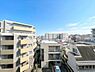 その他：バルコニーからの眺望〜空を広く見渡せる開放的なパノラマ眺望。向かいの建物まで十分な間隔が空いているため、外からの視線を気にすることなくリラックスして過ごせます。