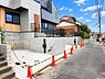 その他：敷地前面の道路はきれいに舗装されており、お車の出し入れや日々の移動もスムーズ。見通しも良く、ご家族が安心して通行できる環境です。