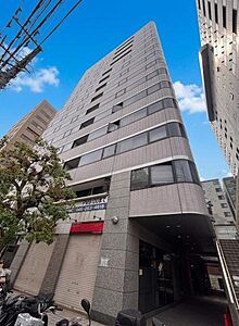 外観：複数路線利用可能の利便性良好な立地。すっきりと洗練されたフォルムに、丸みを帯びたアール（曲線）状のコーナーサッシがアクセントとなり、モダンで個性的な佇まいを演出しています。
