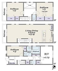 間取り：令和5年2月築の築浅戸建。2階に配されたLDKは、ご家族でゆったりと寛げる22.6帖超の開放的な空間。各部屋のクローゼットをはじめ廊下・階段下・玄関のシューズボックスなど豊富な収納が用意されています。