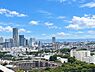その他：横浜の象徴「ランドマークタワー」を望む、開放的なパノラマビュー。日中の爽快な青空はもちろん、夕暮れ時のグラデーションや、夜には美しく瞬く都心の夜景を心ゆくまでお愉しみいただけます。