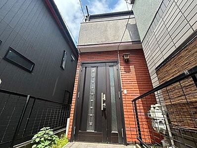 外観:重厚感あるレンガ調タイルの外壁が街並みに映える、個性的でスタイリッシュな外観。ダークカラーの玄関ドアとレンガ調外壁のコントラストが上質な雰囲気を演出しています。 外観:重厚感あるレンガ調タイルの外壁が街並みに映える、個性的でスタイリッシュな外観。ダークカラーの玄関ドアとレンガ調外壁のコントラストが上質な雰囲気を演出しています。