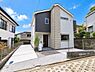 その他：空へ向かってシャープに伸びる片流れの屋根形状が、建物全体をスタイリッシュで洗練された印象に仕立て上げています。建物完成済につき内覧受付中、お気軽にお問い合わせください。