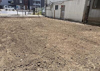 外観:複数路線利用可能の立地。綺麗に整地された平坦な更地となっており、古い建物の解体費用や工期がかからないため、購入後スムーズにお好みのハウスメーカーでの建築へと移行できます。 外観:複数路線利用可能の立地。綺麗に整地された平坦な更地となっており、古い建物の解体費用や工期がかからないため、購入後スムーズにお好みのハウスメーカーでの建築へと移行できます。