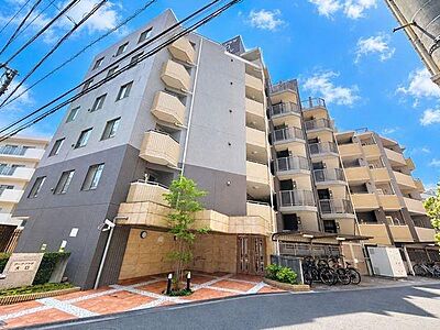 外観:明るいベージュとシックなブラウンの2トーンで仕上げられたタイル張りの外観。流行に左右されない清潔感と重厚感をあわせ持ち、街並みに美しく調和しています。 外観:明るいベージュとシックなブラウンの2トーンで仕上げられたタイル張りの外観。流行に左右されない清潔感と重厚感をあわせ持ち、街並みに美しく調和しています。