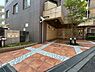 エントランス：植栽の緑と、温かみのあるデザインタイルが美しく調和するエントランスアプローチです。毎日の外出や帰宅の時間を心地よく演出してくれる上品な佇まいは、訪れるゲストにも安心感と好印象を与えます。