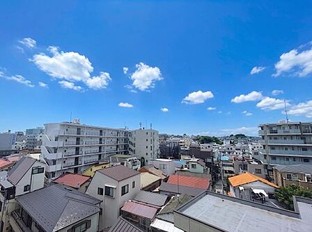 前面に高い建物がなく、大きく広がった青空を一望できるロケーション。6階部分ならではの抜け感のある景色が魅力です。向かいの建物からの視線が気になりにくく、カーテンを開けたままでも快適に過ごせます。