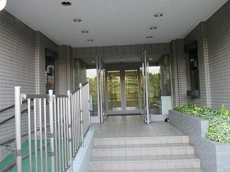 清潔感のあるアプローチとガラス張りの自動ドアが、住まう方や訪れる方を明るく上品に迎え入れます。内覧予約受付中です、お気軽にお問い合わせください。