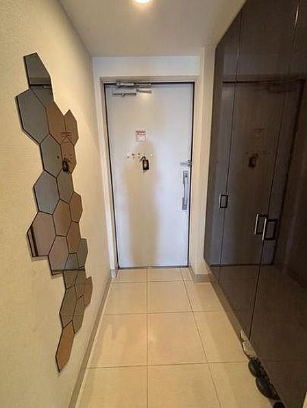 玄関には天井までしっかり収納できる大容量のシューズクローゼットを備えており、ご家族全員分の靴や小物をすっきりと片付けることができます。