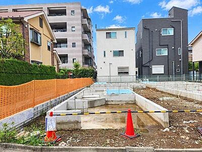 外観：JR南武線「武蔵新城」駅徒歩7分の好立地！周囲に高い圧迫感が少なく、青空が広がる心地よい現地環境。理想の住まいがカタチになっていく新築分譲・全4棟の施工現場です。