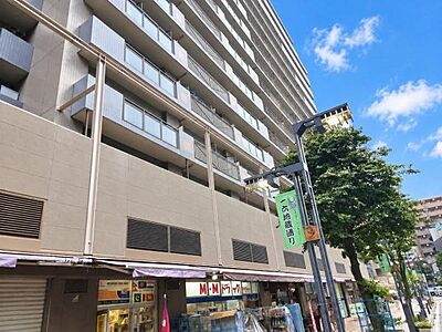 外観:横浜市ブルーライン「阪東橋」駅、京急線「黄金町」駅へそれぞれ徒歩4分。駅までの移動は平坦で距離も短く、毎日の通勤や通学、お出かけも軽快です。 外観:横浜市ブルーライン「阪東橋」駅、京急線「黄金町」駅へそれぞれ徒歩4分。駅までの移動は平坦で距離も短く、毎日の通勤や通学、お出かけも軽快です。