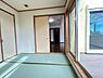 和室：2階5.1帖洋室～お部屋の大きな掃き出し窓からはたっぷりと明るい光が差し込み、目の前に広がるバルコニーへとスムーズに出入りできる開放的な設計です。