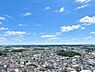 その他：高層階から見渡せる眺望は、周辺の街並みから遠くの山並みまでを一望できるスケール感が魅力です。天候によって様々な表情を見せる景色が、日々の暮らしに彩りを添えます。