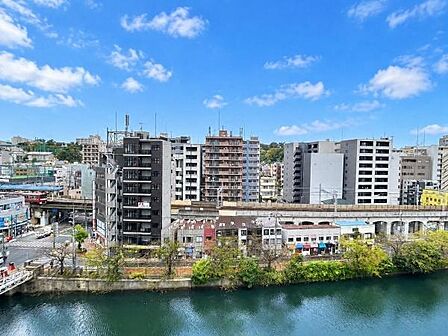 9階角部屋ならではの開放的な眺望！大岡川の桜並木や横浜の街並みを見渡す、心地よいパノラマビューが広がる住まい。都市の利便性と豊かな自然の潤いを同時に享受できます。