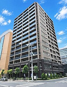 外観:ペット飼育可(2匹以内、細則有)。シックなダークトーンの基壇部×清潔感あるタイル貼りが洗練された街並みに映える15階建て築浅レジデンスです。 外観:ペット飼育可(2匹以内、細則有)。シックなダークトーンの基壇部×清潔感あるタイル貼りが洗練された街並みに映える15階建て築浅レジデンスです。