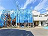 その他：南東向きの開けた前面道路から、心地よい陽光がたっぷりと降り注ぐ住まい。前面の道路幅にゆとりがあるため、向かいの建物との圧迫感がなく、青空が広がる清々しい開放感を味わえます
