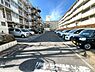 駐車場：コの字型のマンションで建物に囲まれた部分にも駐車場があります。