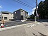 駐車場：玄関までのアプローチが使いやすく設計されています。駐車スペースが広く確保されています。舗装されたスペースで車の出し入れがしやすいです。周囲は道路も広めで落ち着いた印象があります。