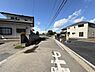 その他：現地写真では住宅街の落ち着いた雰囲気が感じられます。道路幅にゆとりがあり車の出入りもスムーズに行えます。周囲の建物が新しく整った街並みが特徴的です。電柱や配線も整備されているため景観が整っています。