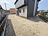 その他：ゆったりとしたスペースが広がる庭は日差しがしっかり入ります。角地に位置し両隣との距離が確保されています。塀が設置されておりプライバシーにも配慮されています。日常の管理がしやすいシンプルな構造です。