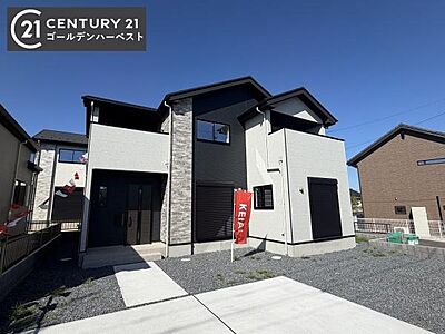 外観:スタイリッシュな外観が目を引く住宅です。シンプルなラインと落ち着いた色合いで現代的な印象を与えます。広々とした敷地も魅力となっています。周囲との調和を感じるデザインです。 外観:スタイリッシュな外観が目を引く住宅です。シンプルなラインと落ち着いた色合いで現代的な印象を与えます。広々とした敷地も魅力となっています。周囲との調和を感じるデザインです。