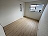 子供部屋：明るい光が差し込む二面採光の子供部屋です。フローリング仕様でお手入れも簡単です。シンプルな内装でレイアウトもしやすく自由度の高い空間です。窓が多く通気性も良好です。収納スペースも確保されています。