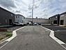 その他：前面道路がゆったりと確保されており車の出し入れもスムーズに行えます。周囲には新しい建物が並び落ち着いた雰囲気が感じられます。敷地内へのアクセスも簡単なつくりです。現地の様子が一目でわかる写真です。
