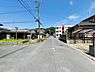その他：広々とした前面道路が印象的な現地写真です。車の出入りも安心できるゆとりある道幅です。周辺には住宅が建ち並び落ち着いた雰囲気が感じられます。青空が広がり陽当たりの良さも魅力です。