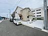 駐車場：敷地内に駐車スペースが確保されており車の出し入れもしやすいレイアウトです。前面道路も広めで車の移動がスムーズに行えます。駐車場スペースがしっかり整備されており日常の利便性が高まります。