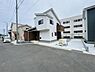 駐車場：敷地内にゆとりある駐車スペースが確保されています。前面道路も広く車の出し入れがしやすい環境です。来客時にも対応しやすい設計となっています。住宅と調和した外観が印象的です。