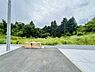 その他：前面道路を含む現地写真です。視界がひらけており開放感があります。周囲には豊かな緑が広がっています。道路は整備されていてすぐにご利用いただけます。落ち着いた雰囲気の立地です。