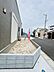 その他：シンプルな外構デザインで家の外観と調和した庭が広がっています。道路に面しているため開放感が感じられる空間となっています。手入れしやすい砂利敷きが特徴です。