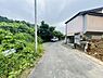 その他：前面道路は舗装されており車両の通行も可能です。周辺は緑が多く落ち着いた雰囲気です。敷地と道路の接道状況も良好です。現地写真から周囲の環境が分かります。幅員も視認しやすく安心です。