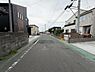 その他：前面道路は車通りが比較的穏やかで歩道も設けられています。周辺は住宅が立ち並び整然とした印象です。広さを感じる道路幅で運転時も安心しやすい環境です。電柱や配線も整理されています。