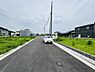 その他：幅広い前面道路が確保されており車の出し入れもスムーズに行えます。周辺は新しい住宅が立ち並び整然とした街並みが広がっています。道路沿いには緑地スペースがあり開放感のある印象です。