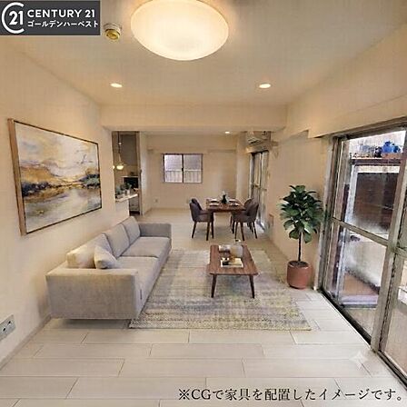 明るい外観が印象的な建物です。大きな窓からの自然光が室内まで届きやすい設計となっています。シンプルなデザインが特徴的で清潔感が感じられます。周囲との調和を意識した外観です。