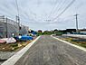 その他：前面道路が広々としており車の出入りがしやすい環境です。現地は新しい住宅の建設が進んでおり開放的な雰囲気が特徴です。周辺は住宅が整然と並ぶエリアで生活しやすい印象があります。