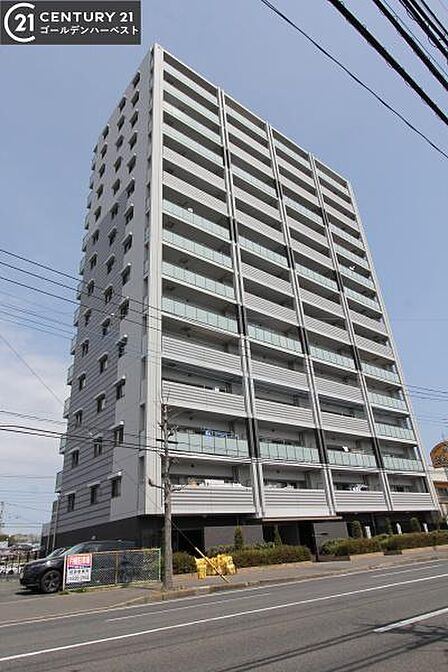 すっきりとしたデザインの外観が印象的なマンションです。大きなバルコニーが各戸に備わっており開放感があります。道路に面した立地でアクセスもしやすいです。全体的に落ち着いた色合いが特徴です。