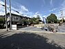 その他：落ち着いた住宅街に位置する土地です。整った敷地で用途に合わせた活用が可能です。前面道路も広めで車の出入りがしやすい環境です。周囲には緑もあり静かな雰囲気が感じられます。