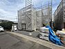 その他：建築中の外観が公開されています。住宅街の一角に位置し周囲との調和が感じられる雰囲気です。前面道路も広く車の出入りがしやすい場所となっています。建物の存在感があり今後の完成が楽しみです。