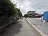 その他：現地前面道路はまっすぐに続き歩道と車道の区切りがしっかりしています。周囲には住宅が建ち並び落ち着いた印象です。道路幅も確保されており交通の利便性も期待できます。周囲の緑が景観にやさしさを加えています。