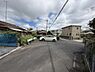 その他：落ち着いた住宅街の一角に位置し車の通行もゆとりがある前面道路です。見通しのよい道幅で車の出し入れがしやすい環境が整っています。周囲は住宅が並び住環境の確認がしやすい現地写真となっています。